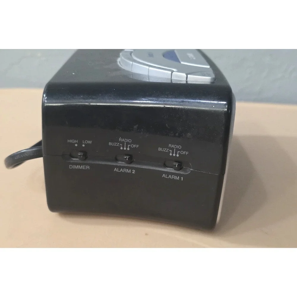 Emerson CKS9031 Smart Set Dual Alarm Clock AM/FM Radio‎ Large BLUE LED Display